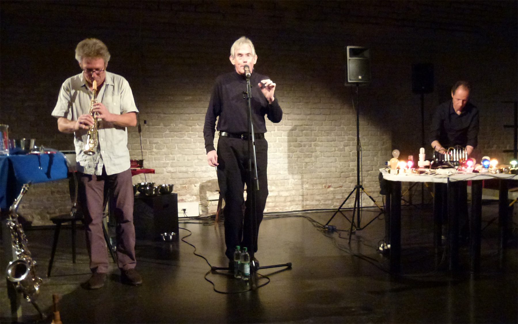 Musik der Betriebssysteme, Performance mit Instrumenten und Glühbirnen