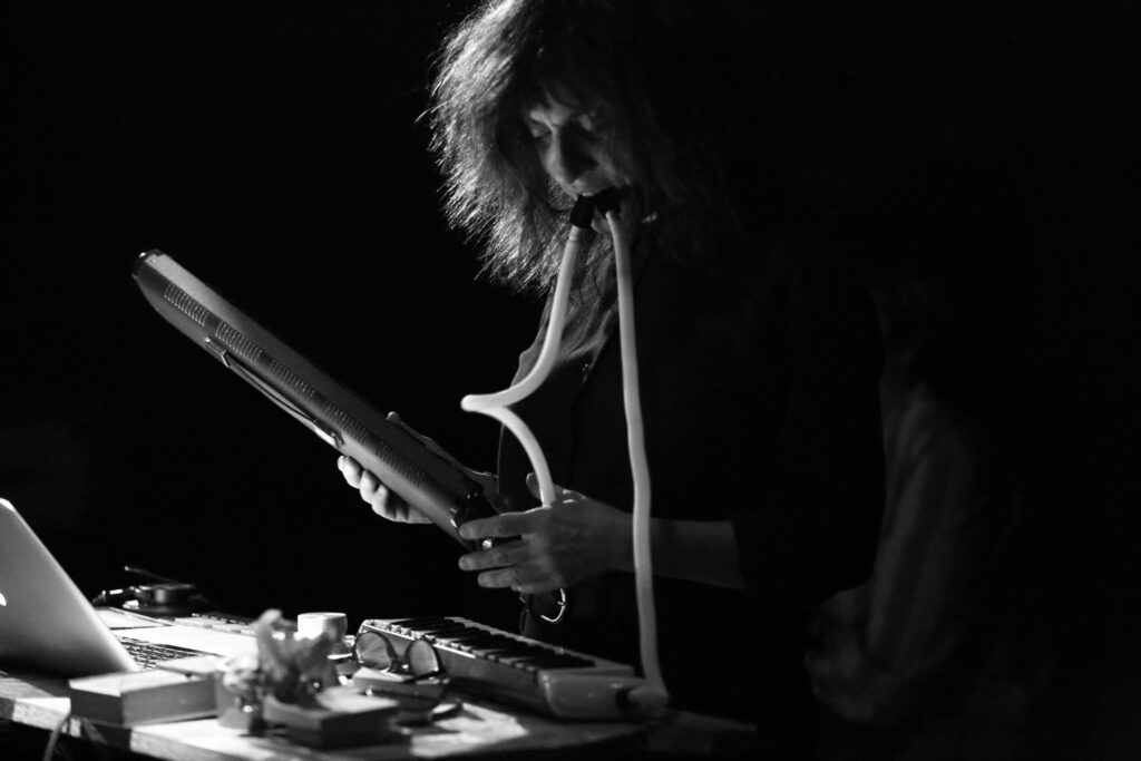 Andrea Parkins spielt zwei Melodicas gleichzeitig