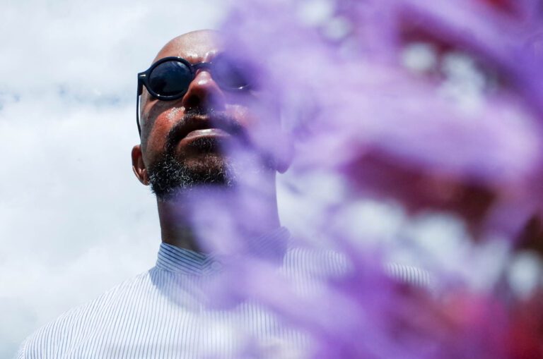 Ben LaMar Gay mit verschwommener Blüte im Vordergrund
