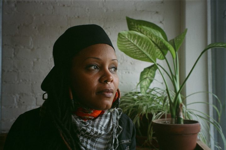 Matana Roberts, Porträt mit Pflanzen