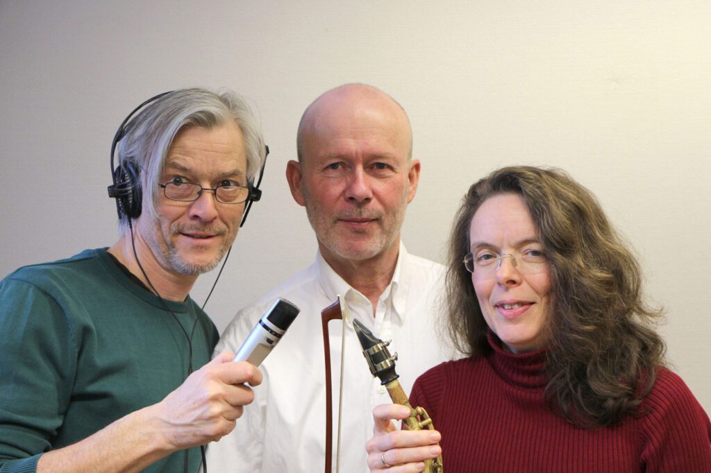 Ensemble Jetzt Musik mit Mikrophon, Bogen und Saxophon