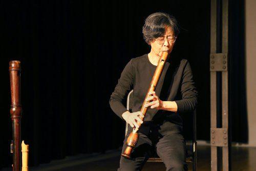 Eiko Yamada spielt Tenorblockflöte