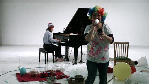 Hada Beneditao am Flügel, im Vordergrund Chie Nagai singt in Becher